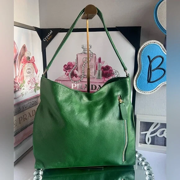 Tote Le Monde Florence Green Pebble
Leather Shoulder Bag ($595 Retail) - Picture 15 of 15